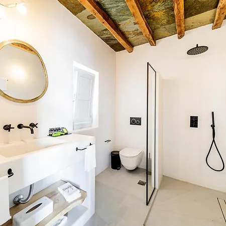 Makarias Traditional Luxury