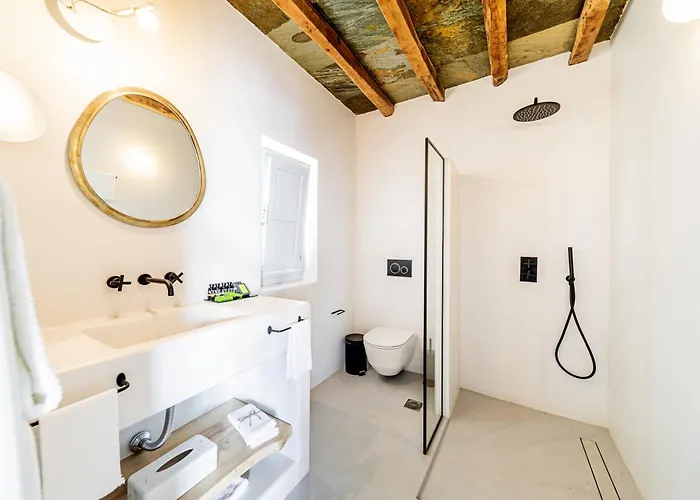 Makarias Traditional Luxury